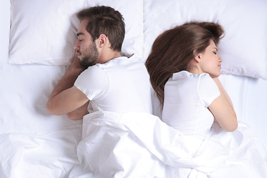 Είναι τα χωριστά κρεβάτια το μυστικό μιας ευτυχισμένης σχέσης; Η ειδικός εξηγεί 