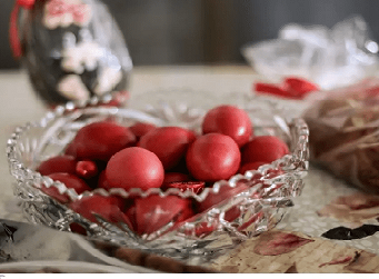 Γιατί βάφουμε κόκκινα αυγά τη Μεγάλη Πέμπτη και γιατί τα τσουγκρίζουμε;