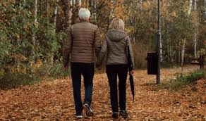 Πίνουν, καπνίζουν κι όμως ζουν μέχρι τα 100 – Νέα έρευνα αλλάζει όσα ξέραμε για την μακροζωία