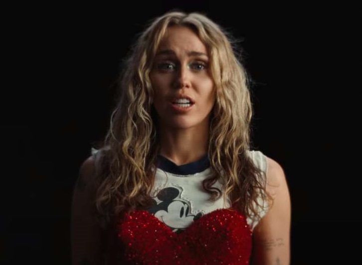 Used to Be Young: Η Miley Cyrus κυκλοφόρησε νέο τραγούδι για τα «άγρια» νιάτα της