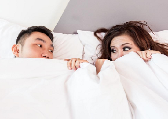 Η λύση στη ρουτίνα της σχέσης σου είναι να αλλάξεις πλευρά στο κρεβάτι με τον σύντροφό σου