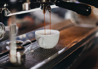Ο επιχειρηματίας της χρονιάς: Μειώνει την τιμή στον καφέ για όποιον φέρνει φλιτζάνι, κουτάλι και ζάχαρη από το σπίτι του (vid)