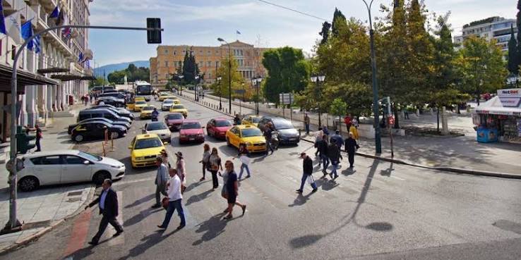 Γιατί σχεδόν όλοι στρίβουμε αριστερά όταν περπατάμε; - Οι άνθρωποι περπατούν προς μια κατεύθυνση και κανείς δεν ξέρει γιατί 