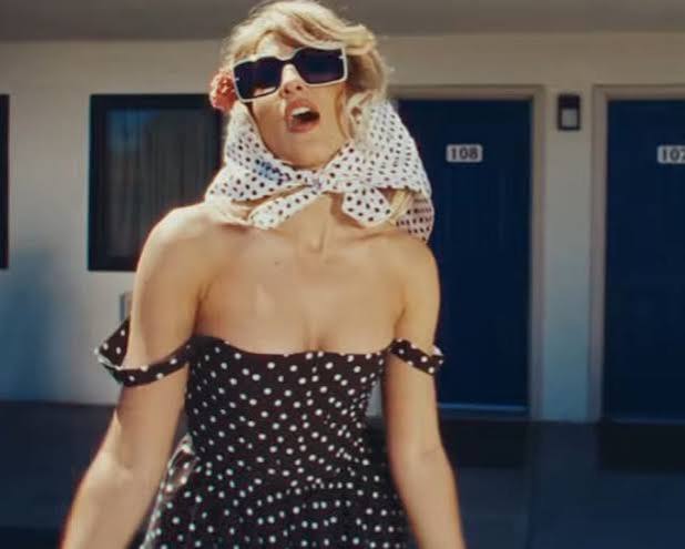 Το νέο single της Evangelia «ÉNA NERÓ» είναι εδώ 