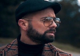 Ηλίας Βρεττός: Το music video για το νέο τραγούδι «Καλά Πήγε Αυτό»